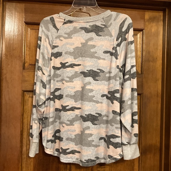 Secret Treasures XL (16/18) Super Soft Pink and Gray Camo Pajama/Lounge Top - Picture 5 of 8